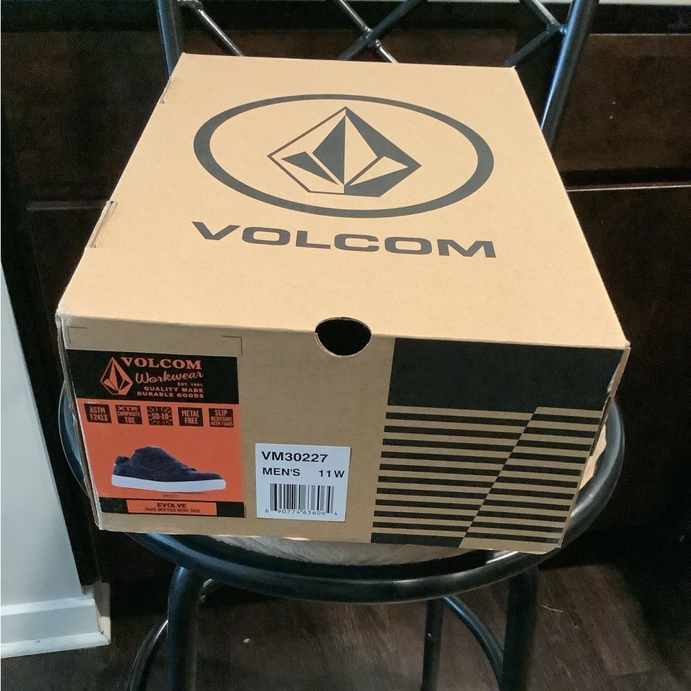 BRAND NEW VOLCOM SAFETY SNEAKER. SIZE 11 IT IS BRANS NEW IN THE BOX